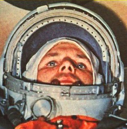 Юрий Гагарин внутри космического корабля «Восток-1»