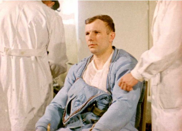 На Юрия Гагарина одевают термокостюм