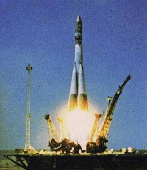 Запуск первой ракеты на борту с человеком в космос