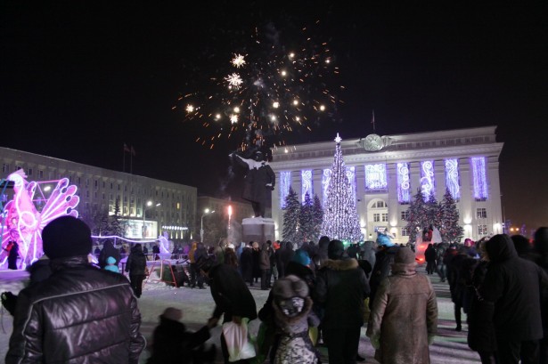 Салют на площади Советов