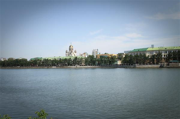 Вид с набережной на городской пруд в Екатеринбурге