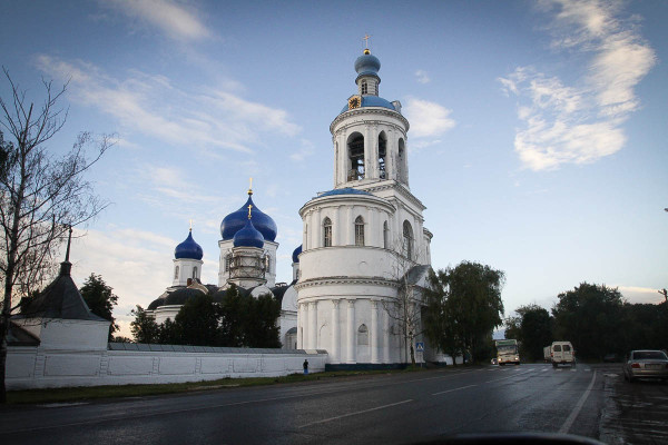 Нетипичные для нашей полосы России синие купола церквей