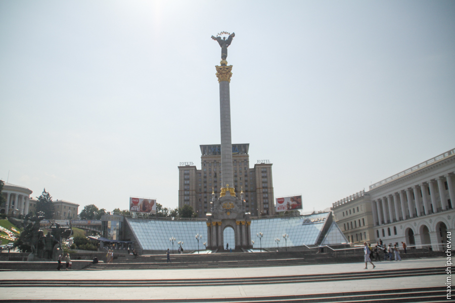 Колонна с Берегиней, символизирующей независимость Украины