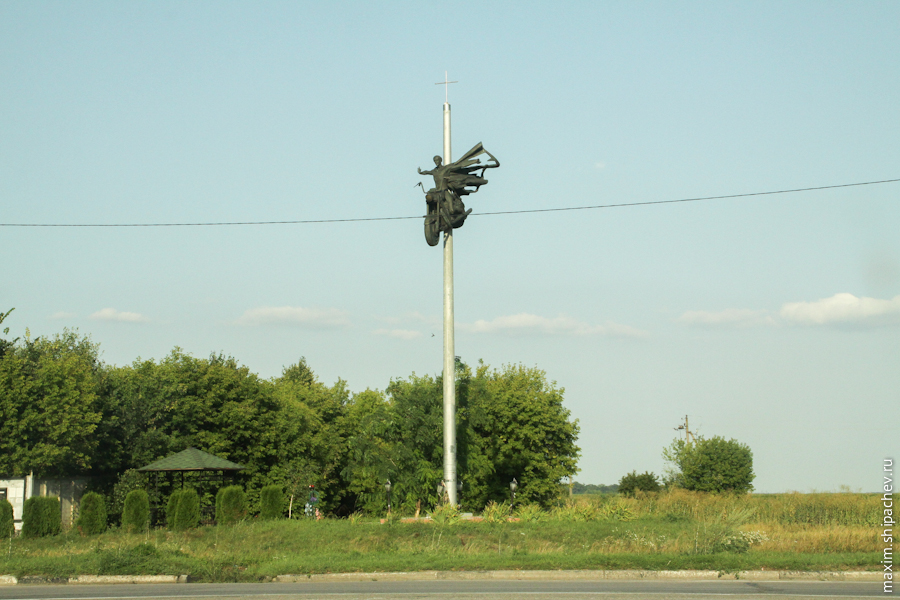 Памятник погибшим мотоциклистам на трассе Киев-Одесса. Не одному кому-то, как может показаться. Именно всем. Установлен за счёт пожертвований мотоциклистов в 2006 году.