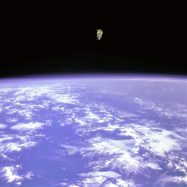 Это Брюс МакКэндлесс (в отряде астронавтов с 1966 г), который 9 февраля 1984 г. испытывает MMU — индивидуальную двигательную установку, позволяющую человеку передвигаться на орбите вне космического корабля. Это первый полет Брюса в космос на шаттле «Челленджер» в составе экспедиции STS–41B. МакКэндлесс пробыл вне шаттла более шести часов. В 1969 году МакКэндлесс работал оператором связи с экипажем «Аполло–10» и «Аполло–11», который привез первого человека на Луну