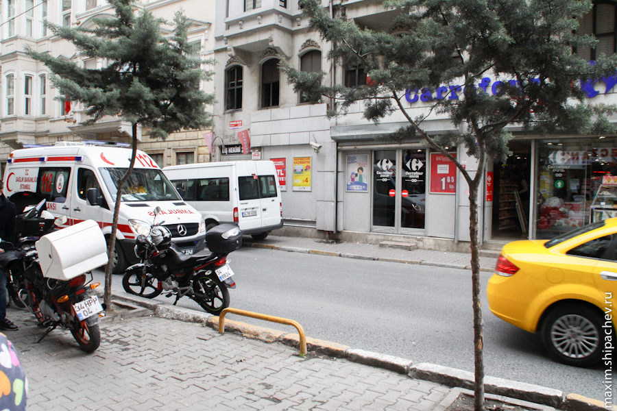 Часто слышна проезжающая с сиреной скорая. Без сирены скорые в Стамбуле не ездят вообще.