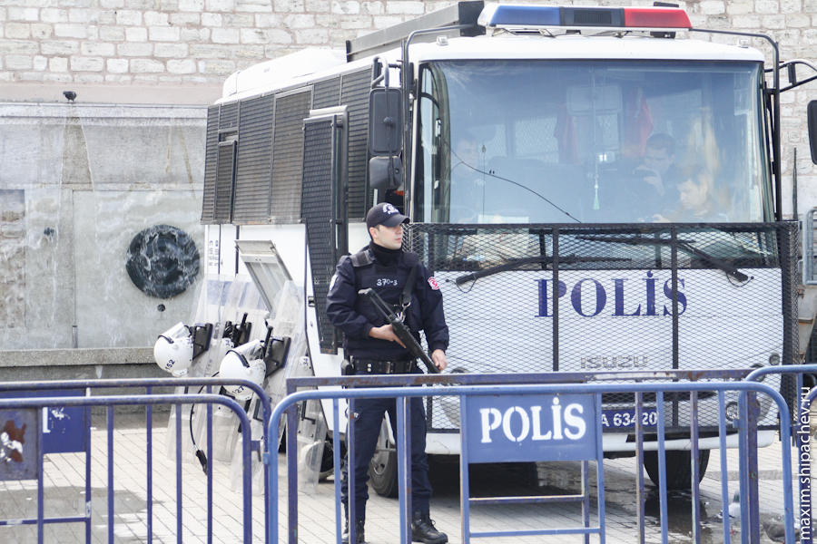 Готовая стрелять турецкая полиция