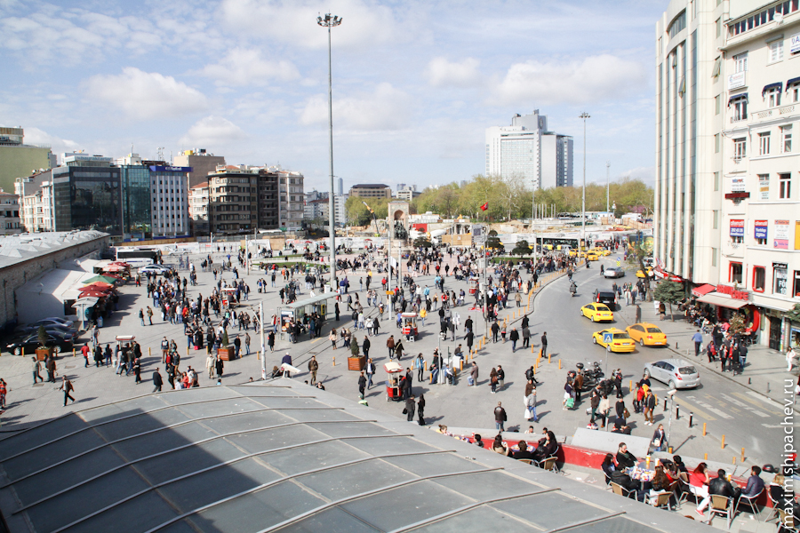 Вид на площадь Таксим с террасы Simit Saray
