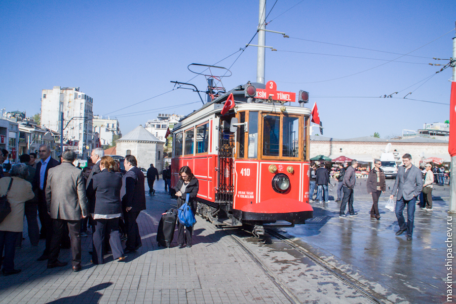 Ностальгический трамвай на площади Таксим