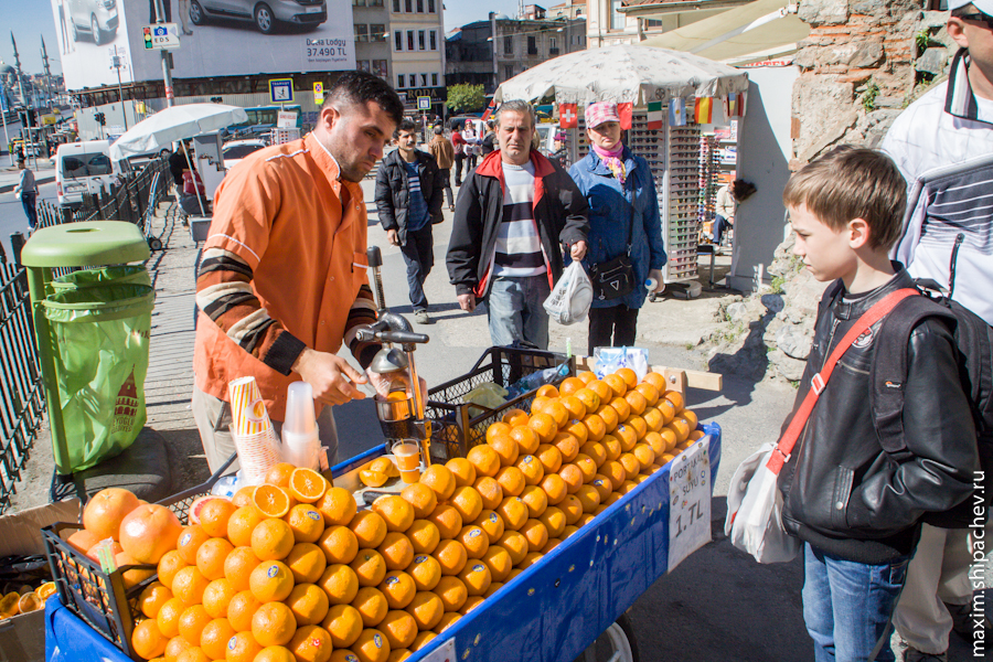Стакан выжатогопритебе апельсинового сока — 1 лира (18 рублей)