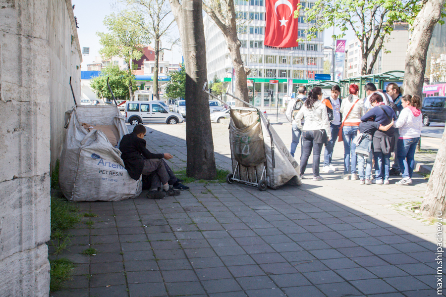 Своей чистоте Стамбул обязан, в том числе,  вот таким сборщикам мусора, которые перевозят на своих телегах фактически целые мусорные контейнеры