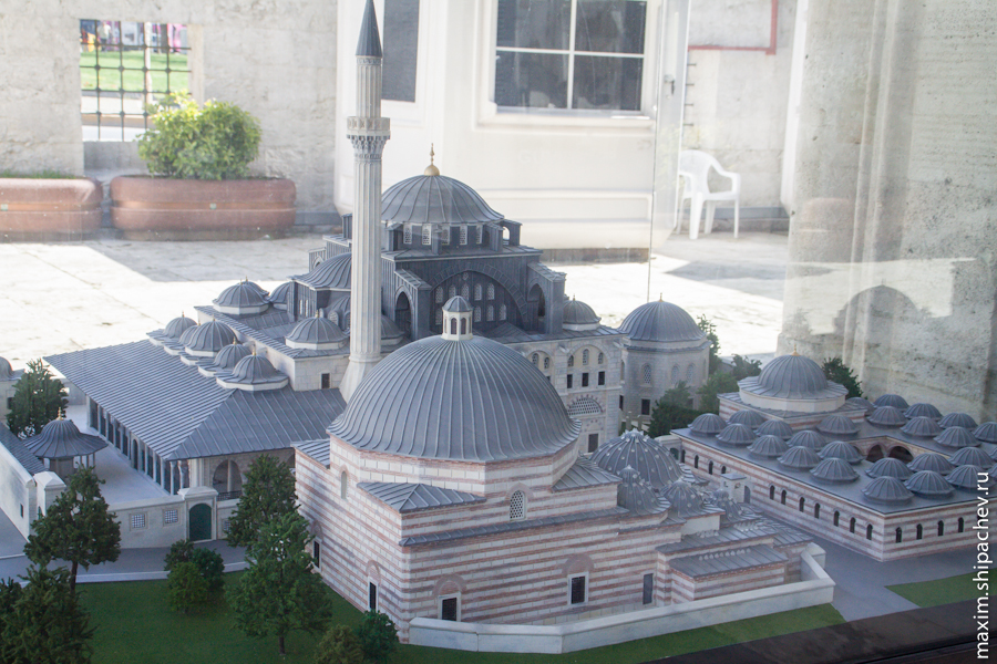 Макет мечети Кылыч Али-паша, размещённый во дворе мечети