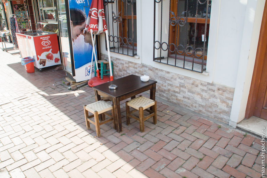 В некоторых кафе на улице вынесены такие вот столики. Турки целыми днями сидят за ними и пьют чай