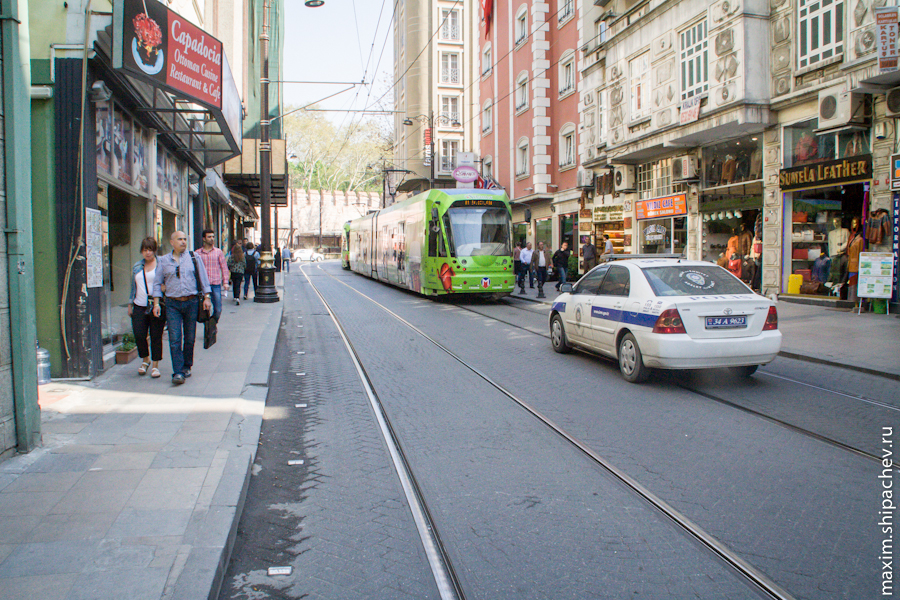 На узких улицах Султанахмета трамваи ездят по автомобильным дорогам