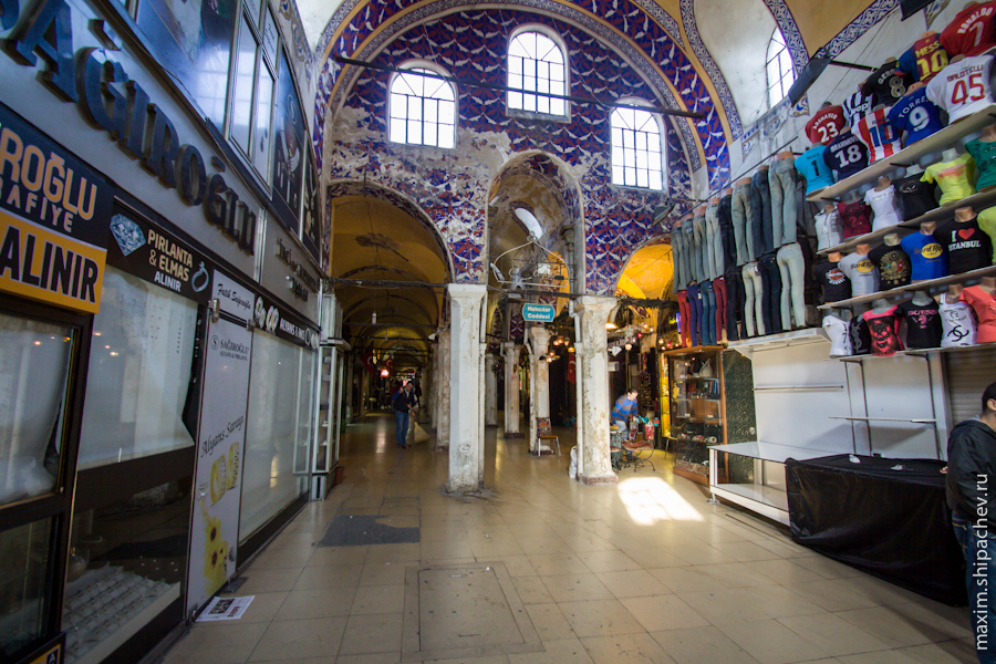 Обшарпанная старинная мозаика соседствует с пошлыми футболками I сердце Istanbul