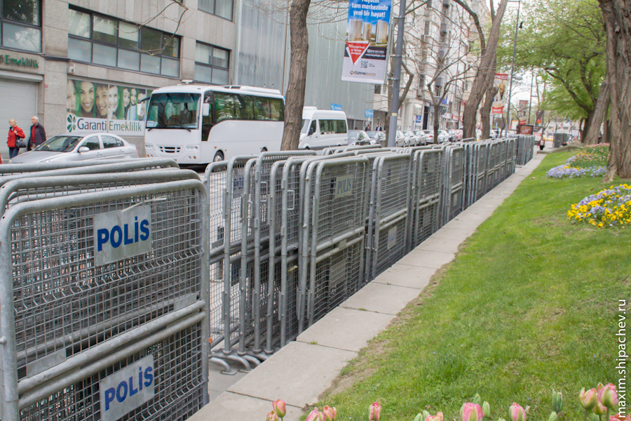 Ограждения стоят как раз неподалёку от того парка, который стал причиной беспорядков, начавшихся в Стамбуле в начале июня