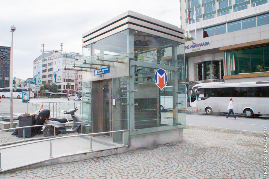 Лифт в метро для инвалидов в Стамбуле