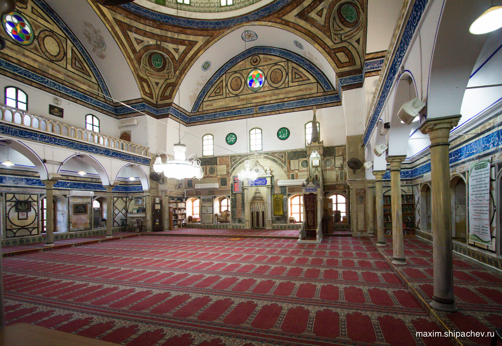 Внутри мечети Аль-Джазар