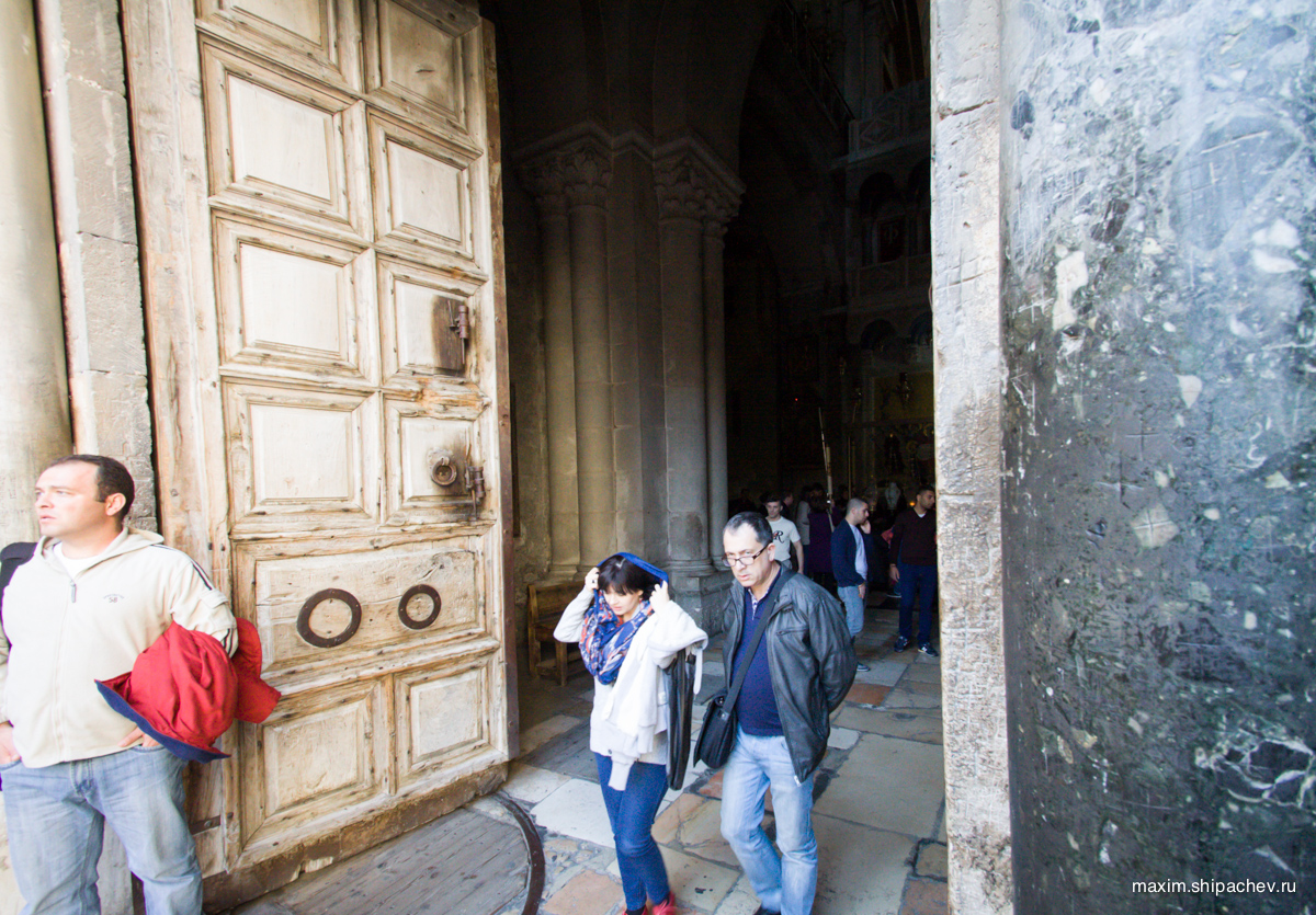 Массивные двери в Храм