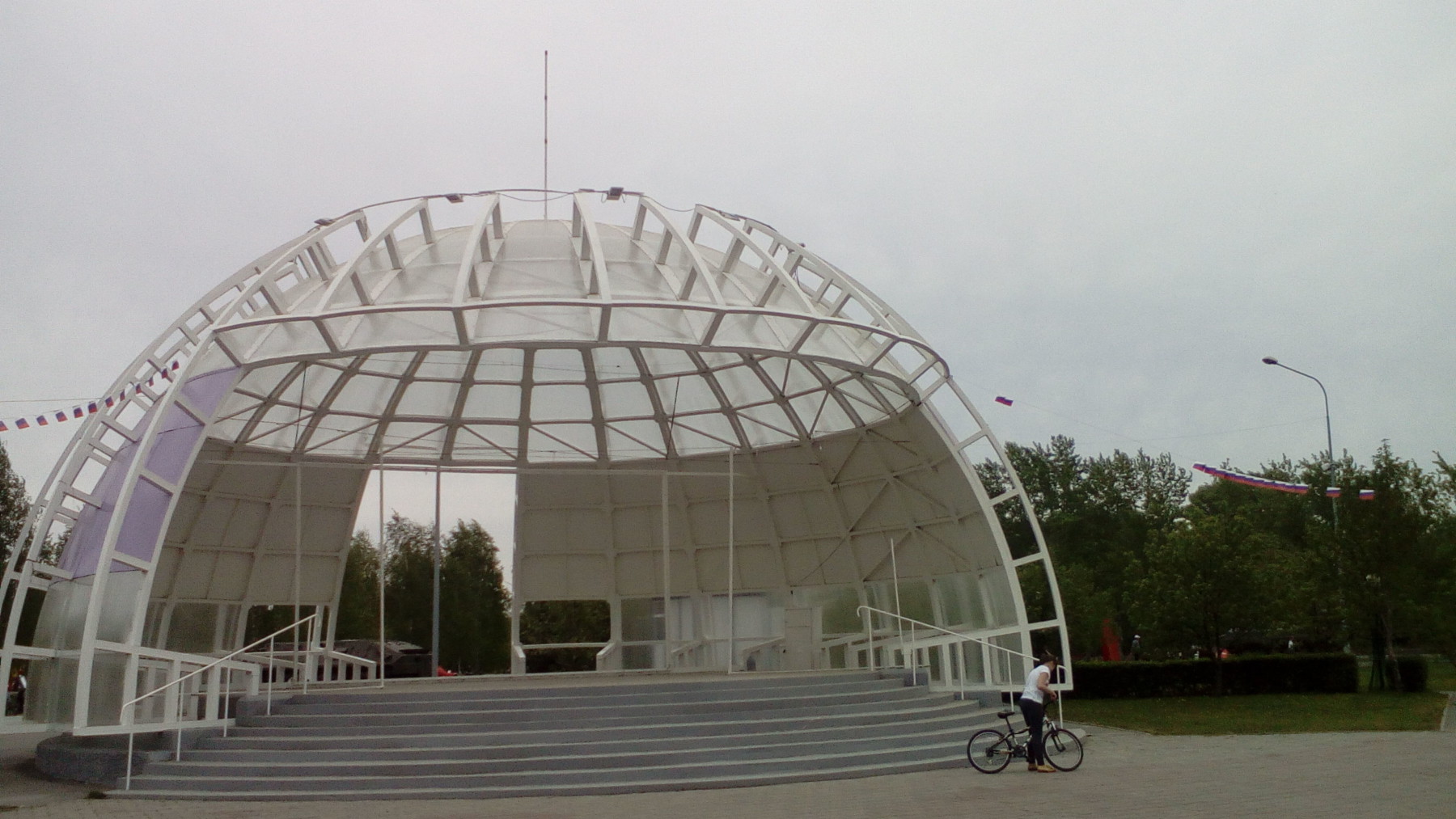 В парке есть сцена, на которой проводят разные праздничные мероприятия. Её форма как бы символизирует купол Рейхстага, между прочим.