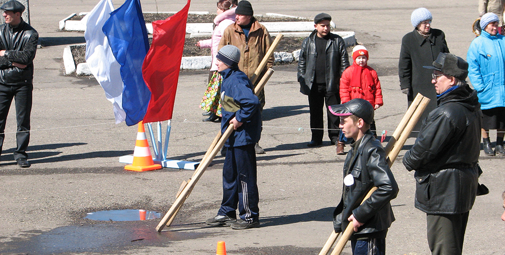 Жители посёлка Ижморский соревнуются в ходьбе на ходулях