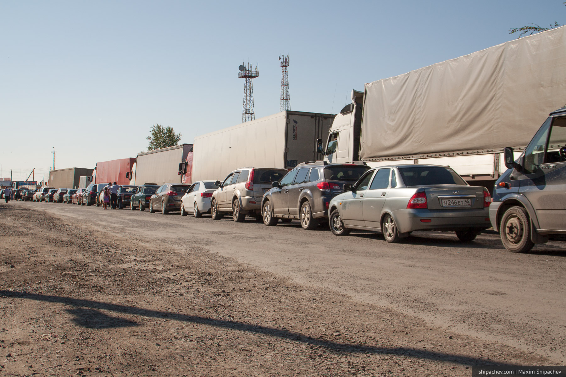 Колонны автомобилей на казахско-российской границе